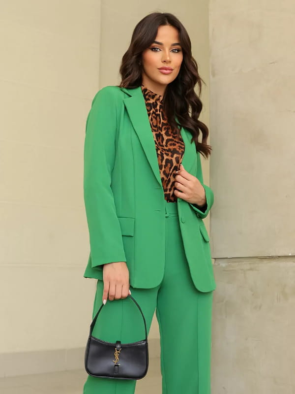 7 Dicas para arrasar com blazer feminino: modelo vestindo blazer alfaiataria verde com blusa oncinha.
