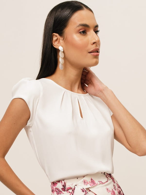 Blusa feminina de crepe: modelo vestindo uma blusa em crepe detalhe gota off white.