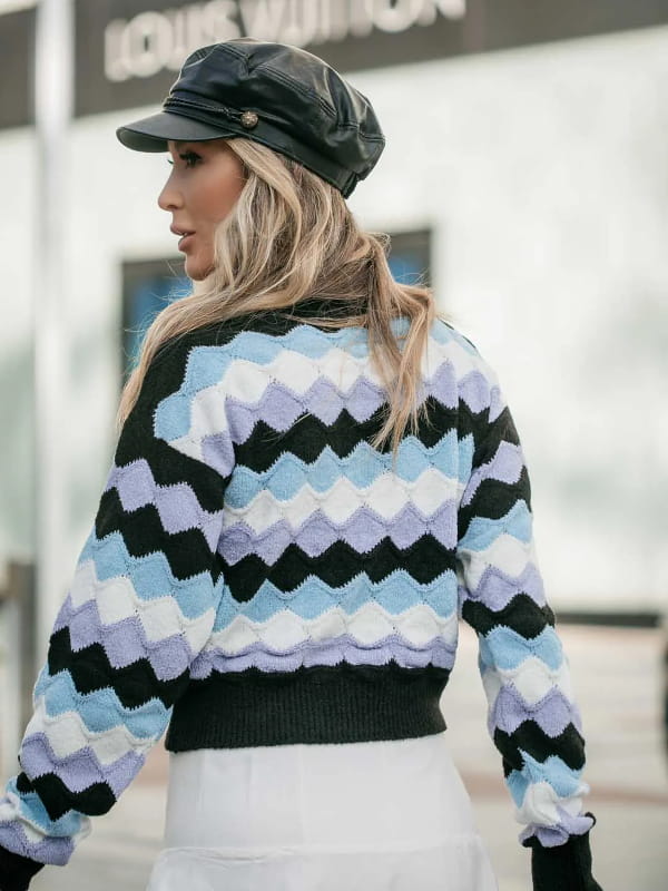 No inverno as pessoas ficam mais elegantes: modelo com uma blusa de tricot feminina cropped listrada - costas.