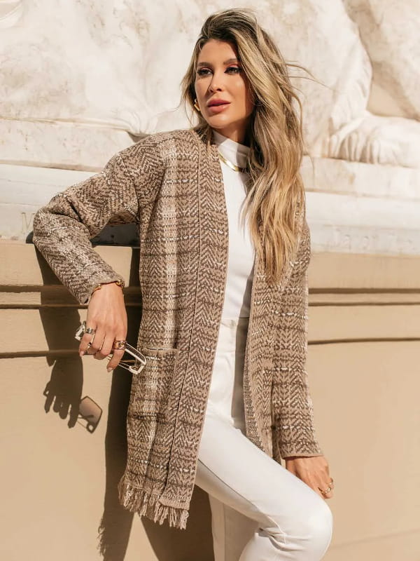 Blusa de frio de tricot: modelo vestindo um casaco de tricot mousse xadrez marrom.