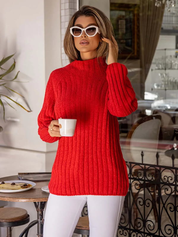 Blusa de tricot feminina: modelo com uma blusa de tricot feminina gola alta canelada vermelho.