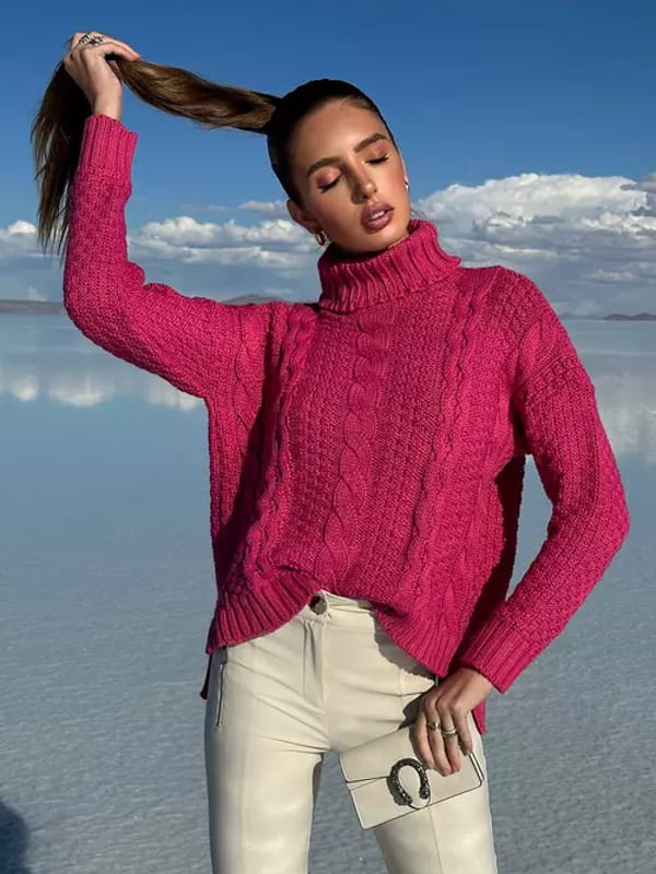 Blusa de tricot com tramas: modelo vestindo uma blusa de tricot feminina gola role com tranças vermelho queimado - estilo.