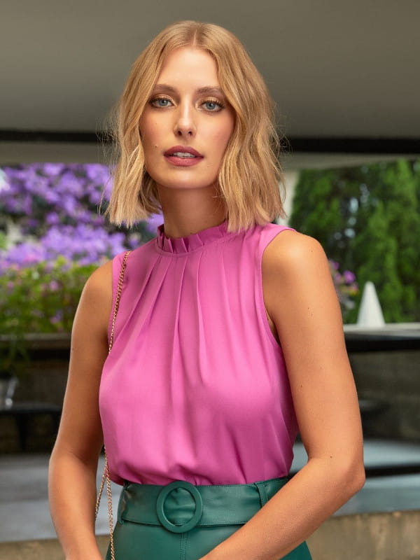 Blusa regata cavada: modelo vestindo uma blusa de crepe básica com pregas na cor pink.