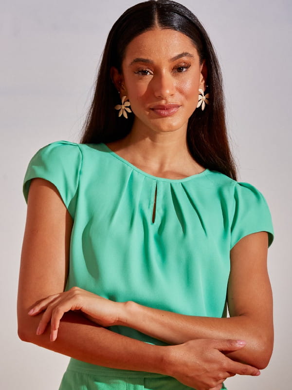 Blusa verde social feminina: modelo vestindo uma blusa de crepe básica detalhe gota verde claro.