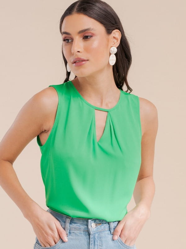 Blusa verde social feminina: modelo vestindo uma regata de crepe lisa com pregas.