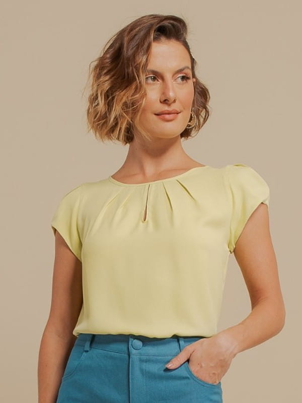 Blusas femininas da moda: modelo vestindo uma blusa de crepe lima decote gota.