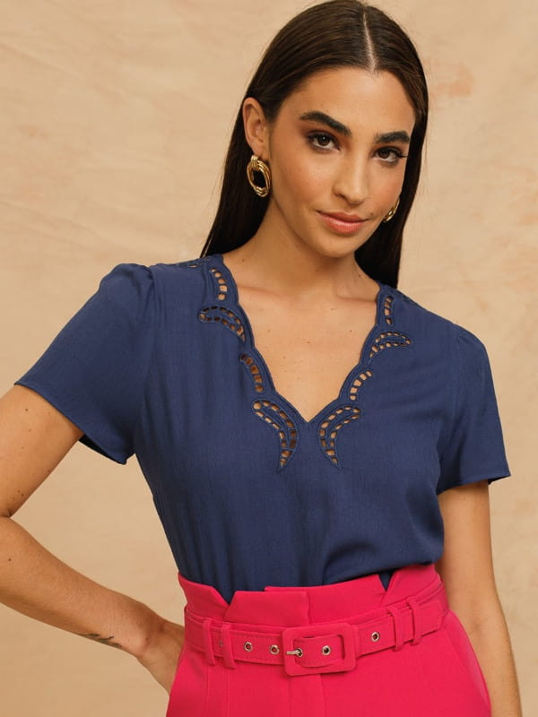 Blusa de linho feminina: modelo vestindo uma blusa de linho azul marinho com bordado.