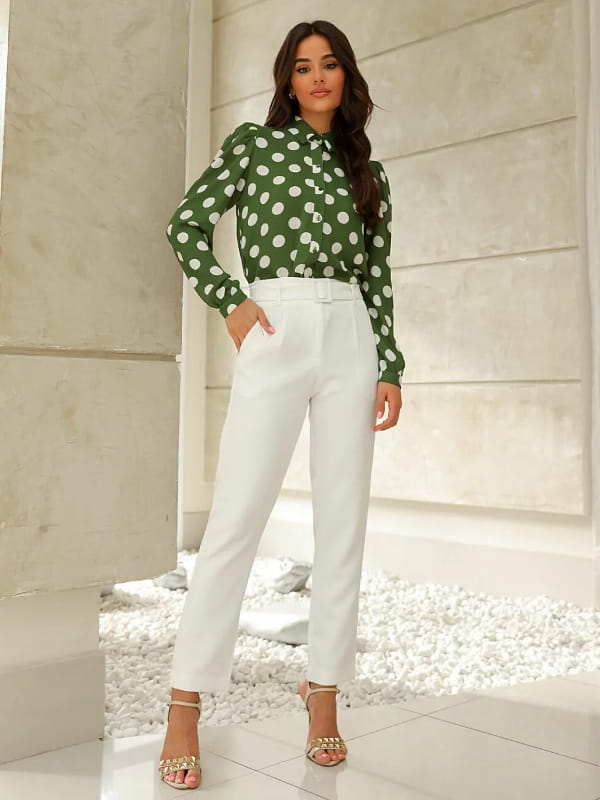 Blusa de poá: modelo vestindo uma blusa de poá com manga longa verde e bolas brancas - look.