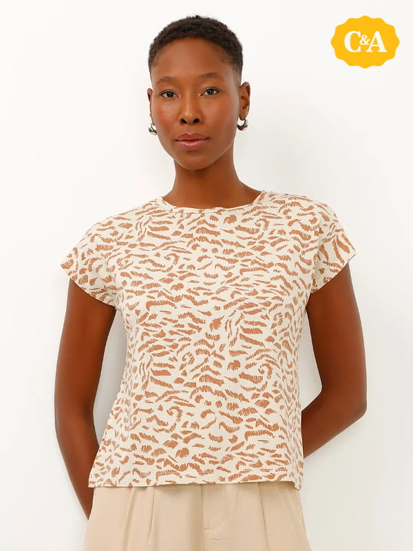Blusa de viscose feminina: modelo vestindo uma blusa de viscose animal print bege.