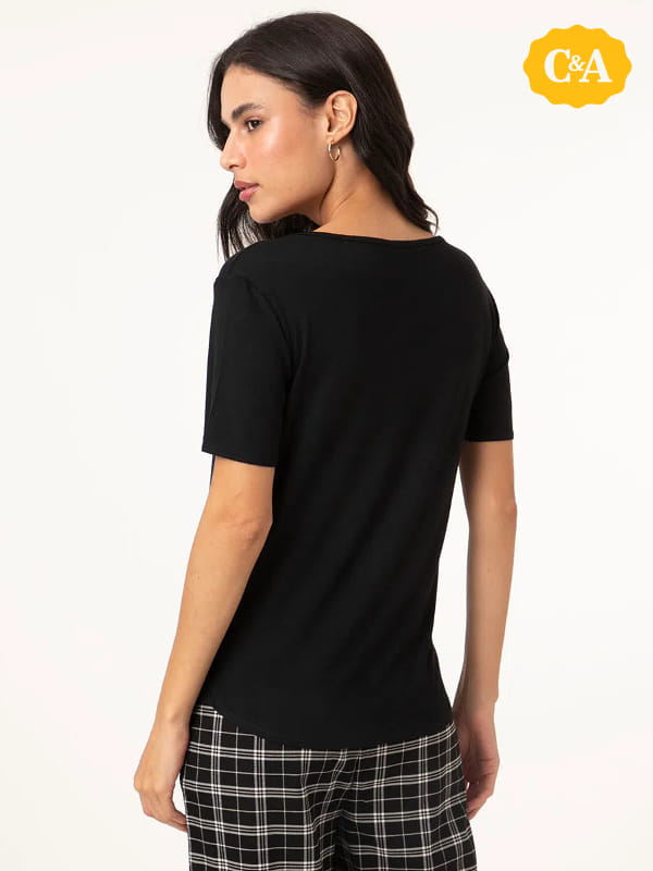 Blusa de viscose feminina: modelo vestindo uma blusa de viscose básica manga curta preta - costas.