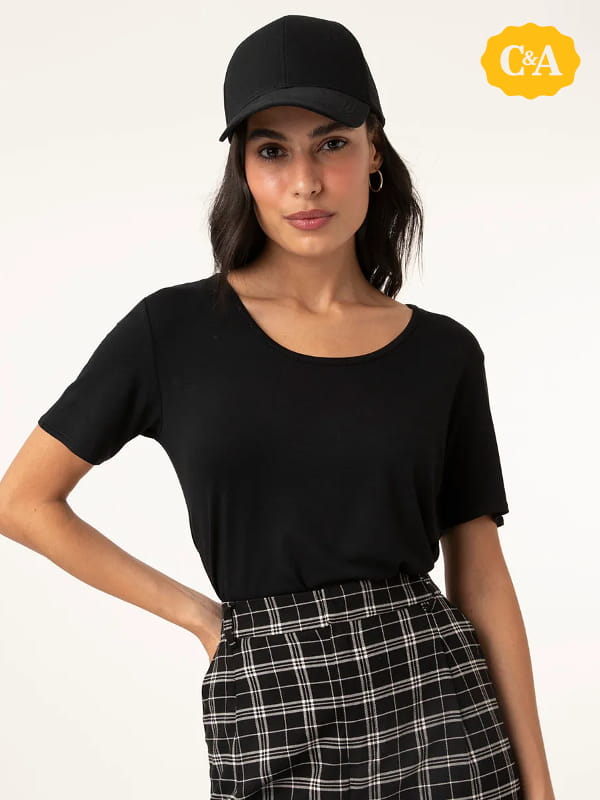 Blusa de viscose feminina: modelo vestindo uma blusa de viscose básica manga curta preta.
