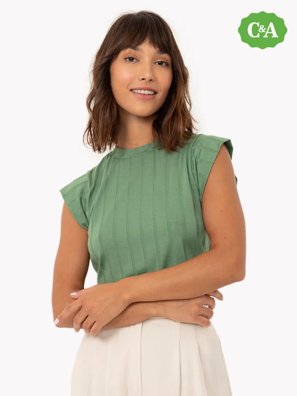 Blusa de viscose feminina: modelo vestindo uma blusa canelada muscle tee decote redondo verde.