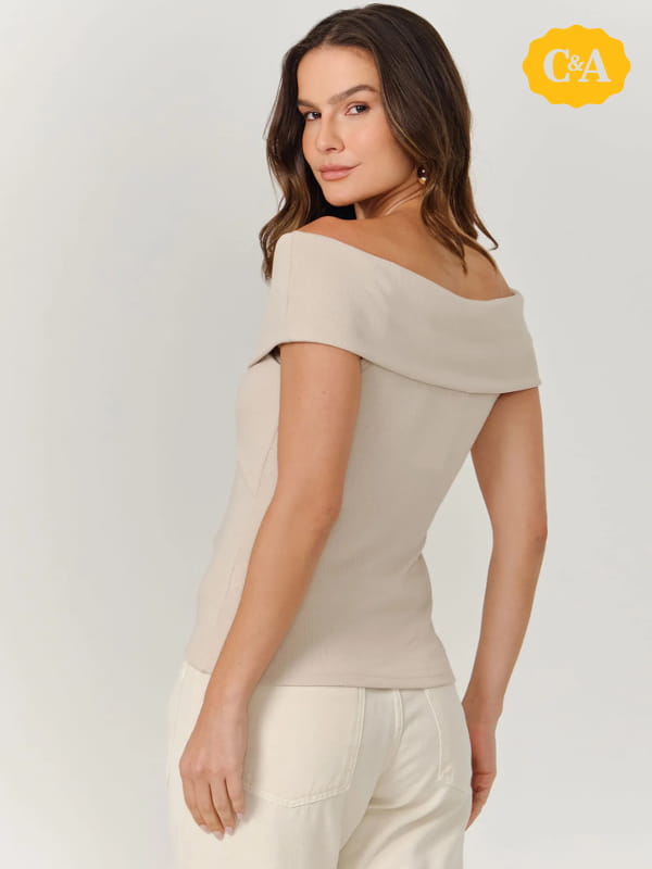 Blusa de viscose feminina: modelo vestindo uma blusa de viscose detalhe cruzado areia - costas.