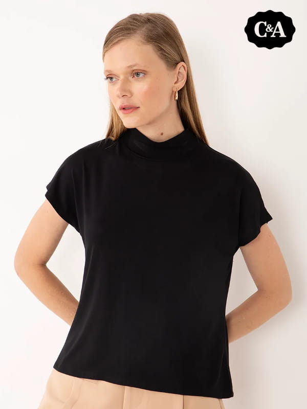 Blusa de viscose feminina: modelo vestindo uma blusa de viscose gola alta manga curta preta.