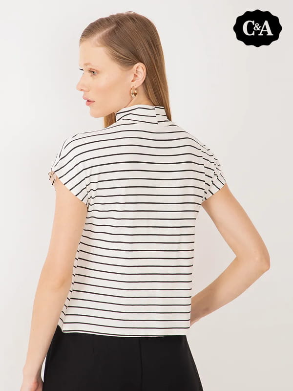 Blusa de viscose feminina: modelo vestindo uma blusa de viscose listrada gola alta manga curta off white - costas.