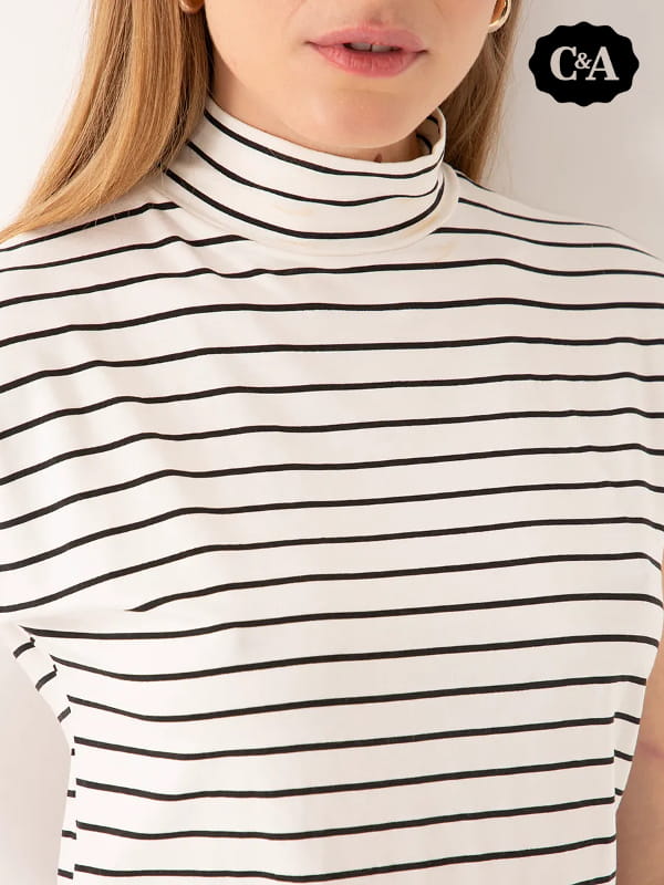 Blusa de viscose feminina: modelo vestindo uma blusa de viscose listrada gola alta manga curta off white - detalhes.