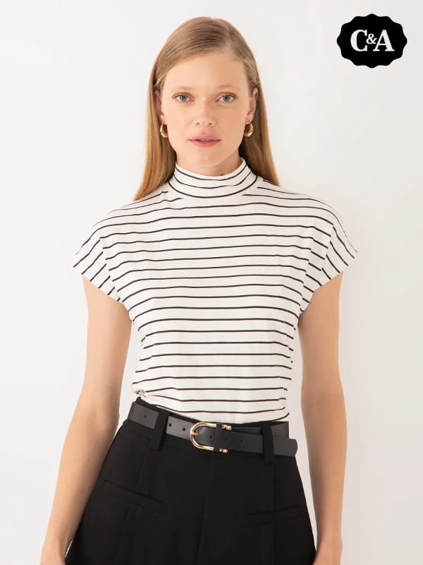 Blusa de viscose feminina: modelo vestindo uma blusa de viscose listrada gola alta manga curta off white.