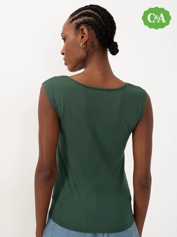 Blusa de viscose feminina: modelo vestindo uma regata muscle de viscose verde - costas.