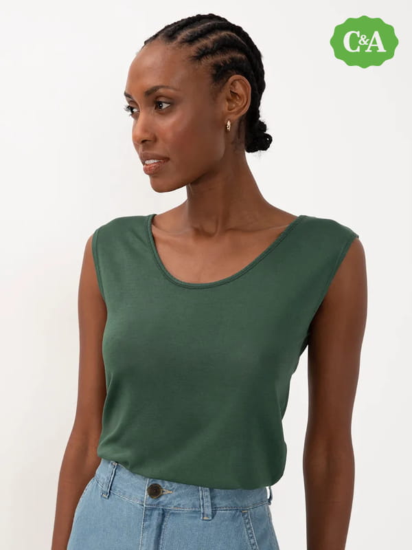 Blusa de viscose feminina: modelo vestindo uma regata muscle de viscose verde.
