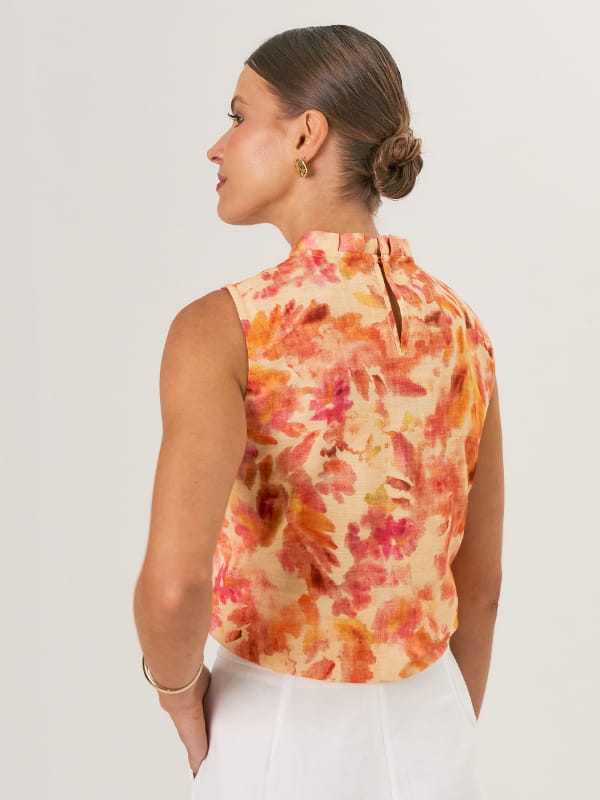 Blusa estampada feminina: modelo vestindo uma regata de viscose estampada floral com pregas na gola - costas.