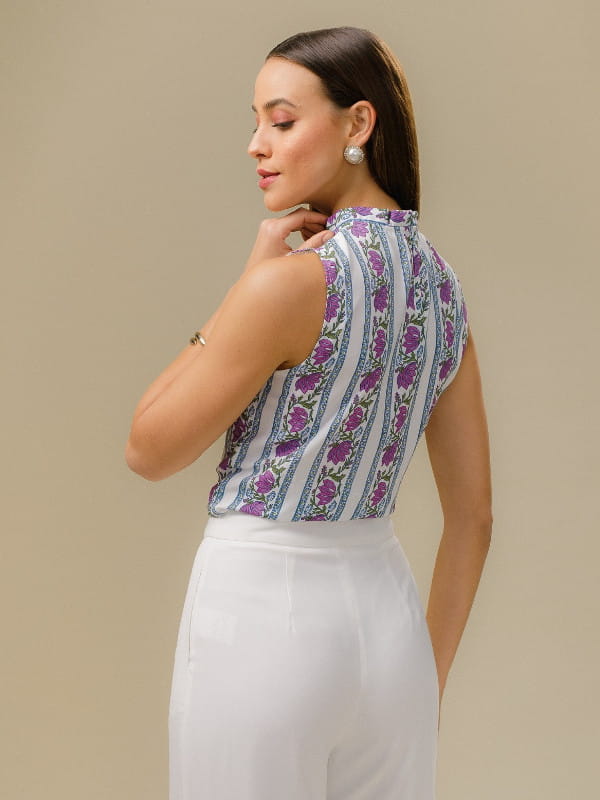 Blusa estampada feminina: modelo vestindo uma regata de crepe floral com pregas na gola lilás e off white - costas.