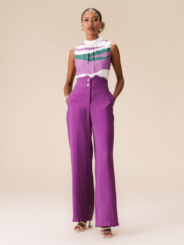 Blusa estampada feminina: modelo vestindo uma regata de crepe com estampa listrada verde, off white e lilás - look.