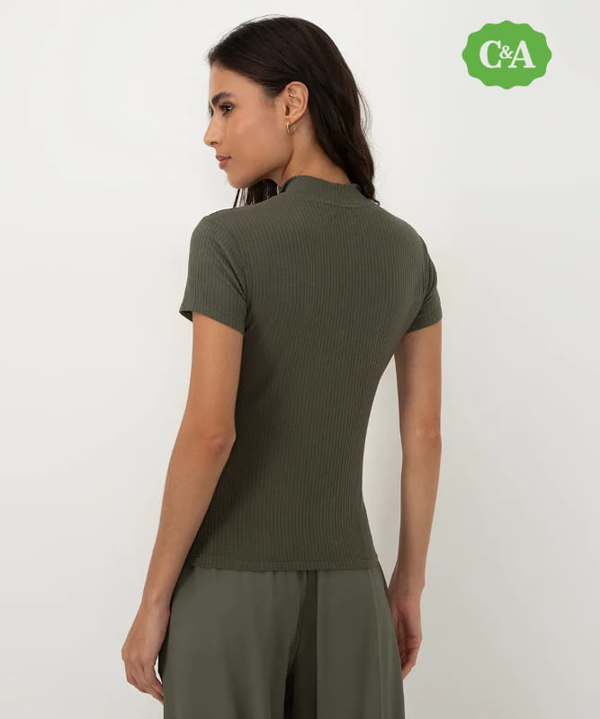 Blusas femininas para uniforme: modelo vestindo uma blusa canelada com zíper de argola manga curta verde militar - costas.