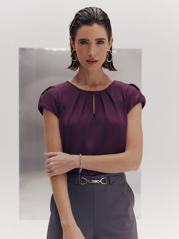 Cores que combinam com roxo: modelo vestindo uma blusa de crepe básica detalhe gota cor uva.