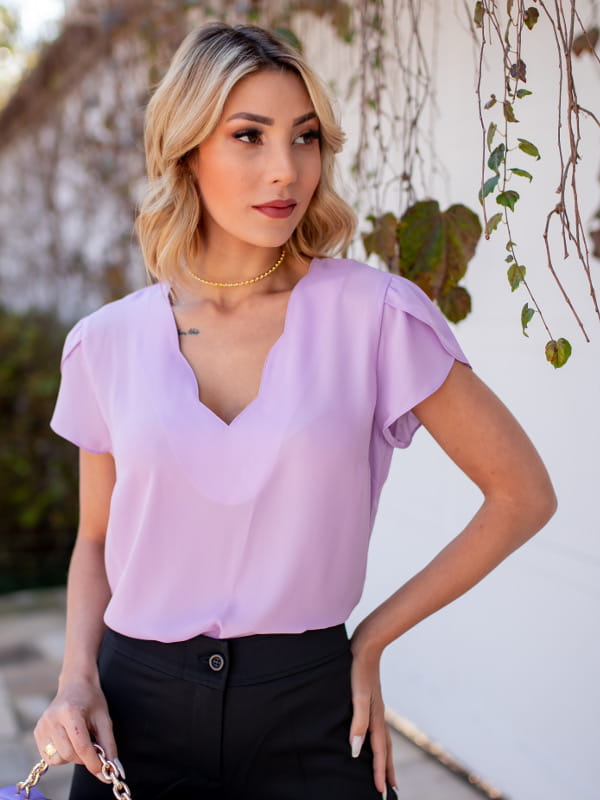 Blusa feminina de crepe: Modelo vestindo uma blusa de crepe decote V nuvem na cor lilás.