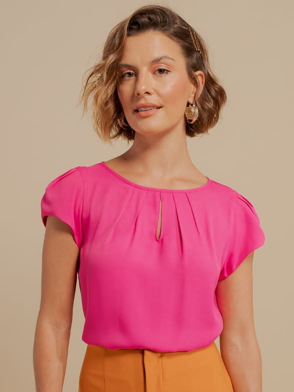 Blusa social feminina: modelo vestindo uma blusa de crepe básica detalhe gota pink.