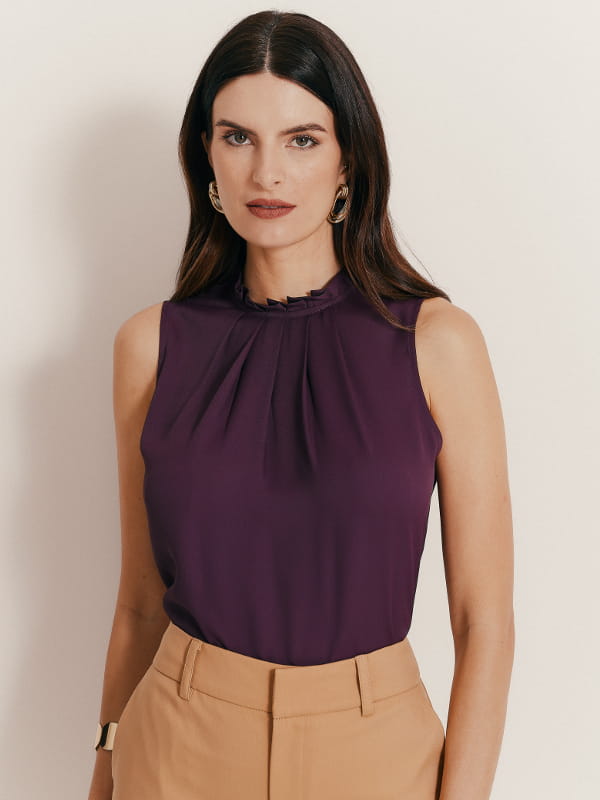 Blusa social feminina de crepe: modelo vestindo uma blusa de crepe básica com pregas cor uva.