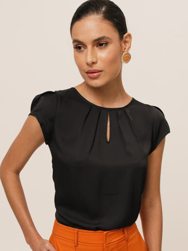 Blusa preta social feminina: modelo vestindo uma blusa de crepe básica detalhe gota preta.
