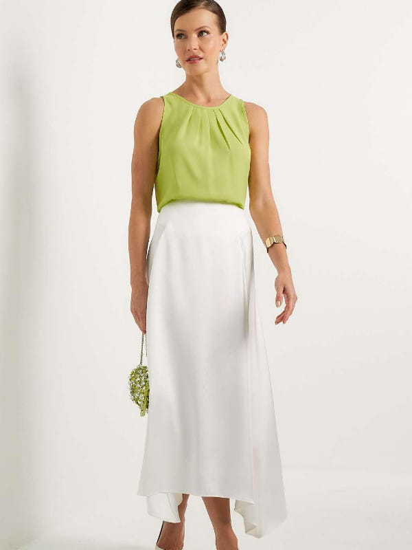 Blusa feminina de crepe: modelo vestindo uma regata de crepe básica com pregas verde claro - look.