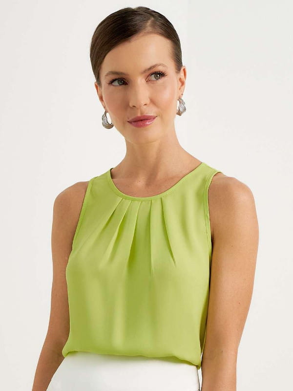 Blog de moda feminina: modelo vestindo uma regata de crepe básica com pregas verde claro.