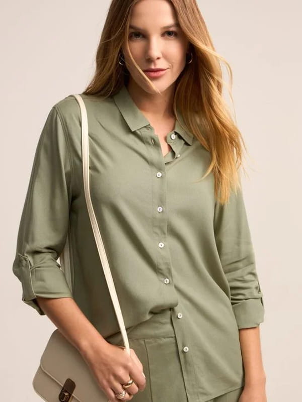 Blusa social feminina de crepe: modelo vestindo uma camisa básica em viscolinho com detalhe na manga.