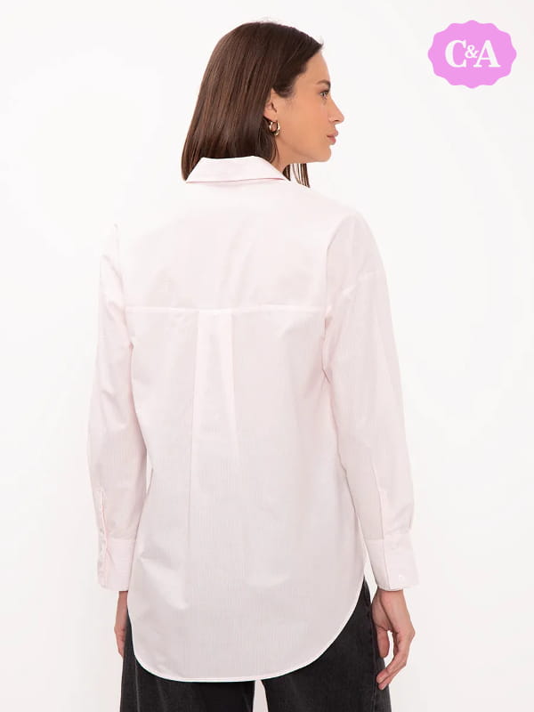 Blusa social feminina: modelo vestindo uma camisa de algodão listrada manga longa rosa claro - costas.