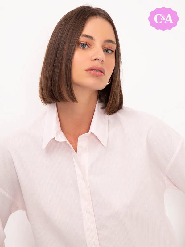 Blusa social feminina: modelo vestindo uma camisa de algodão listrada manga longa rosa claro - detalhes.