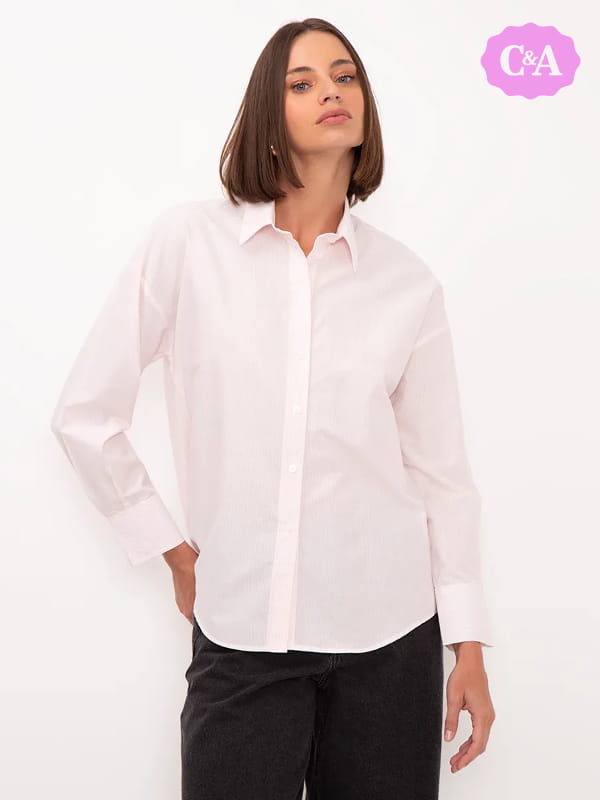 Blusa social feminina: modelo vestindo uma camisa de algodão listrada manga longa rosa claro.