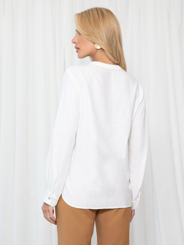 Blusa social feminina: modelo vestindo uma camisa feminina de viscose com gola V - costas.