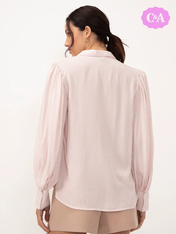Blusa social feminina de crepe: modelo vestindo uma camisa de viscose listrada manga longa rosê - costas.