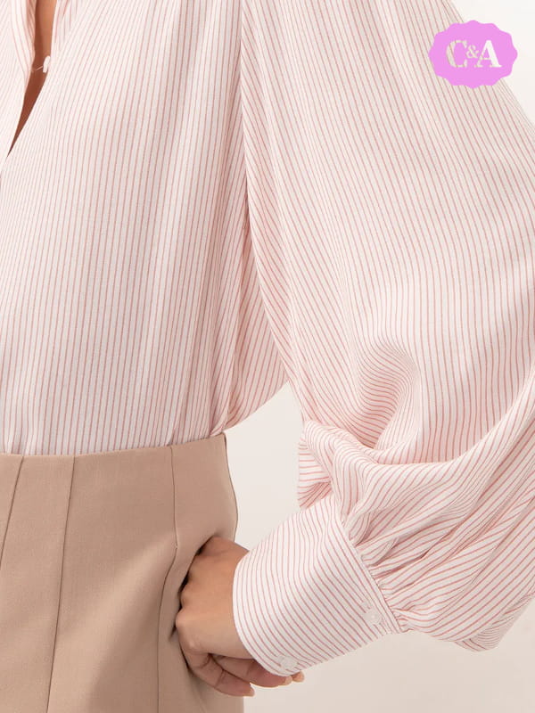 Blusa social feminina de crepe: modelo vestindo uma camisa de viscose listrada manga longa rosê - detalhes.