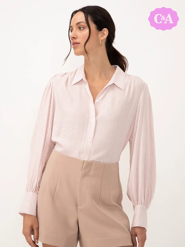 Blusa social feminina de crepe: modelo vestindo uma camisa de viscose listrada manga longa rosê.