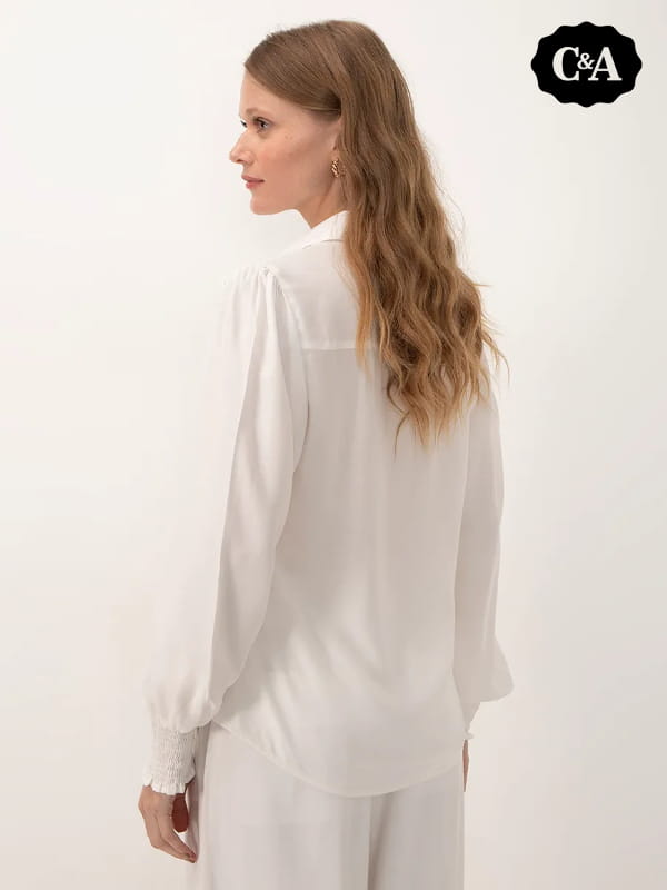 Blusa social feminina: modelo vestindo uma camisa de viscose manga longa bufante off white - costas.