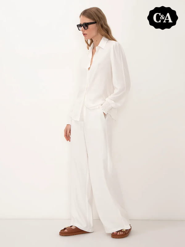 Blusa social feminina: modelo vestindo uma camisa de viscose manga longa bufante off white - look.