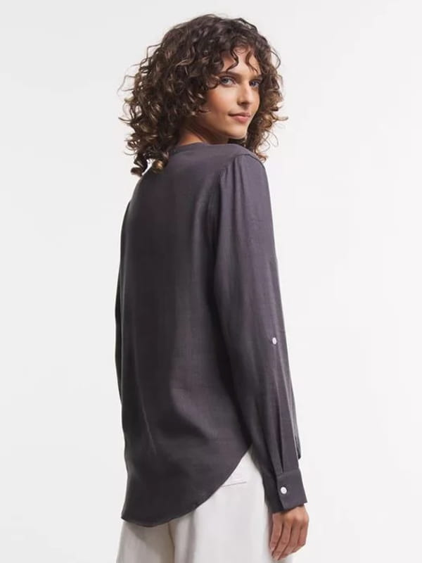 Blusa social feminina de crepe: modelo vestindo uma camisa em viscolinho com abotoamento frontal cinza chumbo - costas.