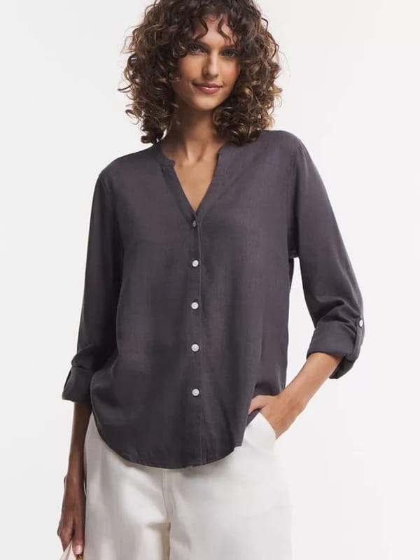 Blusa social feminina de crepe: modelo vestindo uma camisa em viscolinho com abotoamento frontal cinza chumbo.