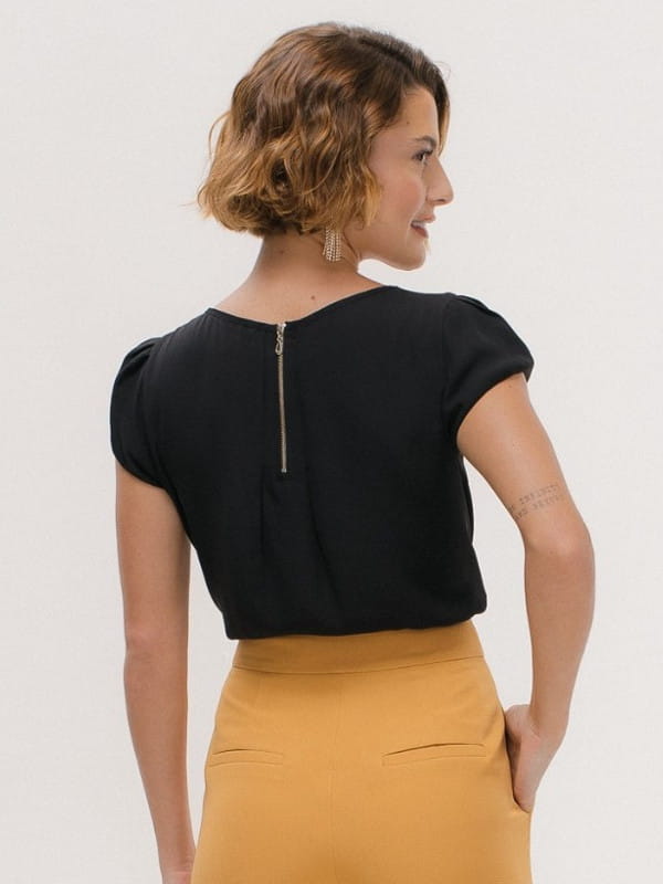Blusa social feminina de crepe: modelo vestindo uma blusa de crepe preta com detalhe gota no decote - costas.