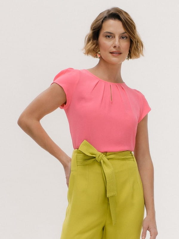Blusa social feminina: modelo vestindo uma blusa de crepe básica detalhe gota cor rosa confeti.