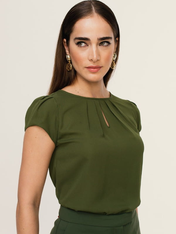 Blusa social feminina: modelo vestindo uma blusa de crepe básica detalhe gota verde militar.