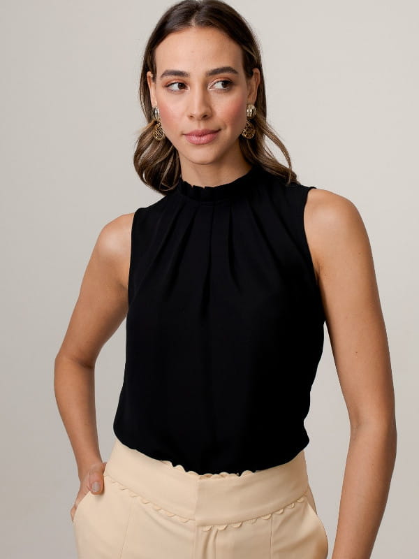 Blusa social feminina de crepe: modelo vestindo uma blusa de crepe básica com pregas preta.